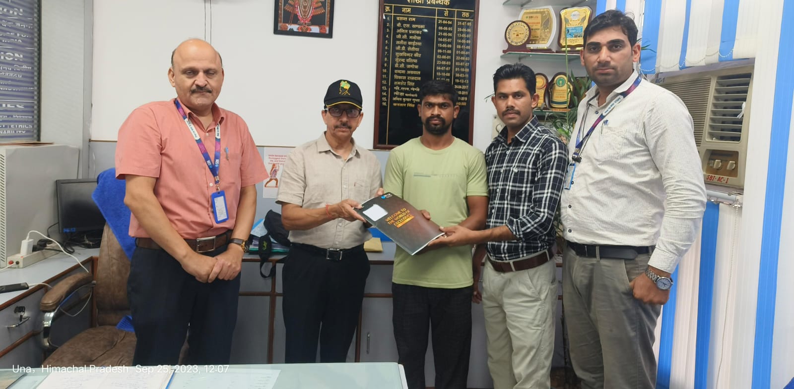 An amount of Rs 10 lakh was given to the family of the deceased under Smart Swadhan Policy Insurance by State Bank of India Branch Main Branch Una.